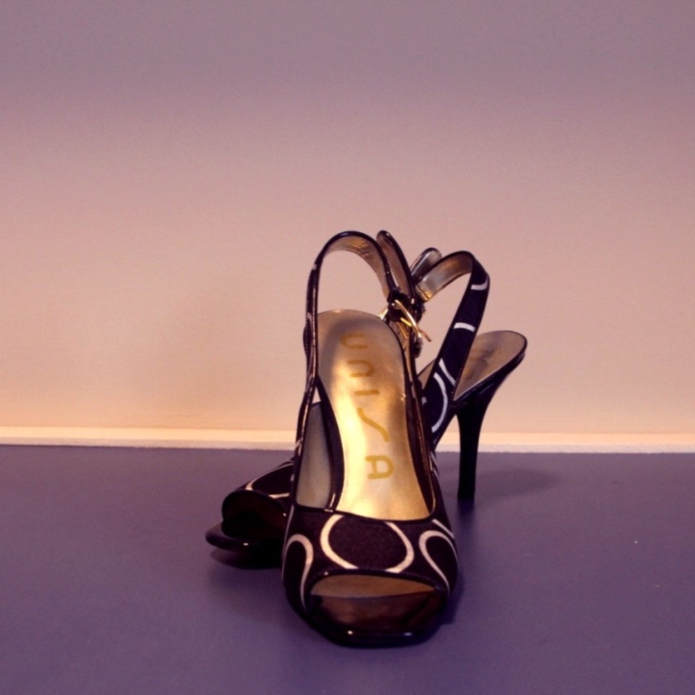 Black and white pattern peep-toes